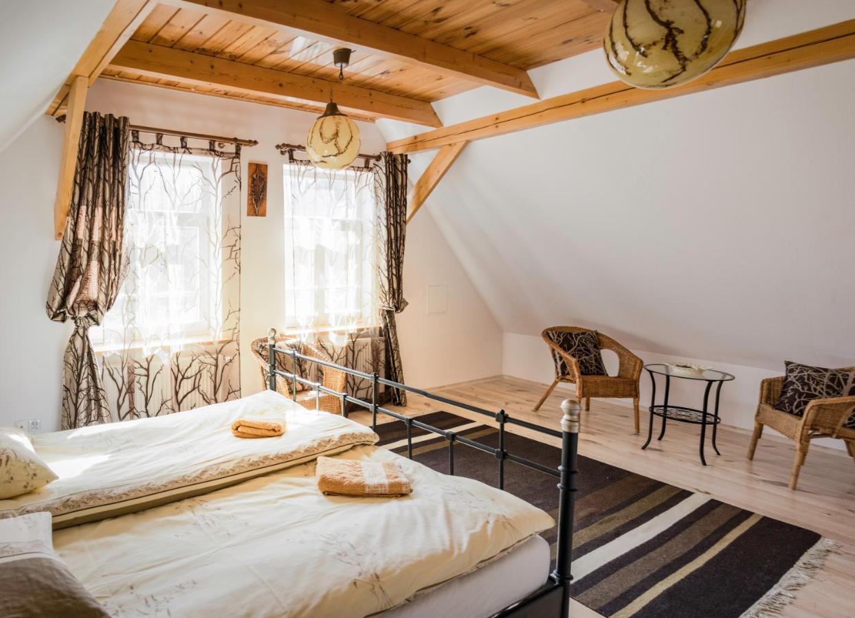 Miodowa Kolonia Bed and Breakfast Białowieża Exteriör bild